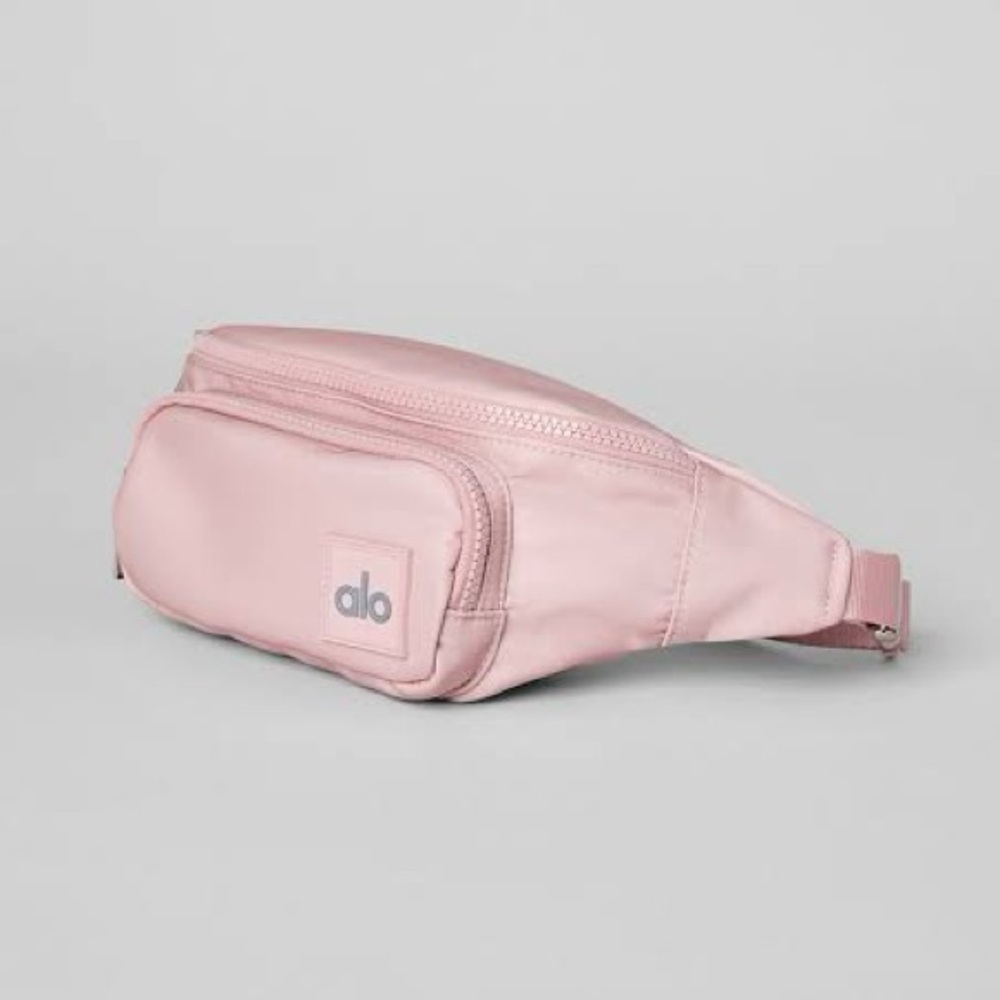 Alo Yoga Explorer Fanny Pack in Ballet Pink